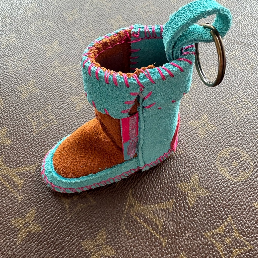 New Minnetonka Stranger Things Holly Wheeler Boot Keychain Rare Sold Out Unique